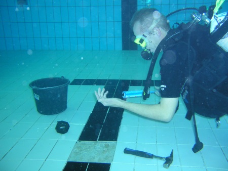 Unterwasserarbeiten im Hallenbad