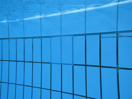 Fliesen im Schwimmbad unter Wasser eingeklebt