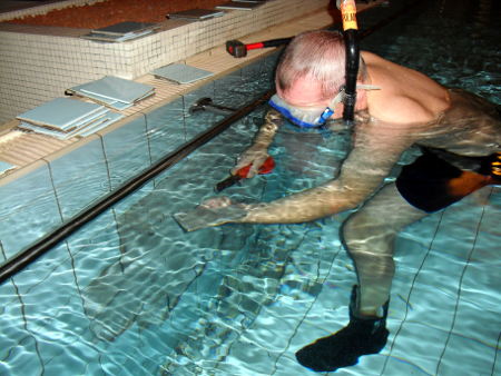 Fliesen neu einkleben unter Wasser